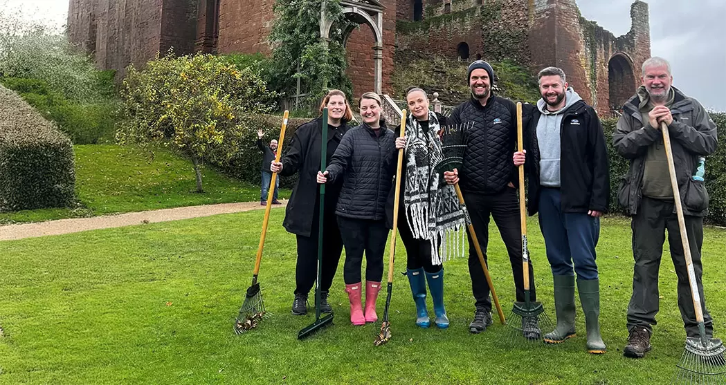 SUBARU UK TEAM LEND ENGLISH HERITAGE A HELPING HAND AT KENILWORTH CASTLE